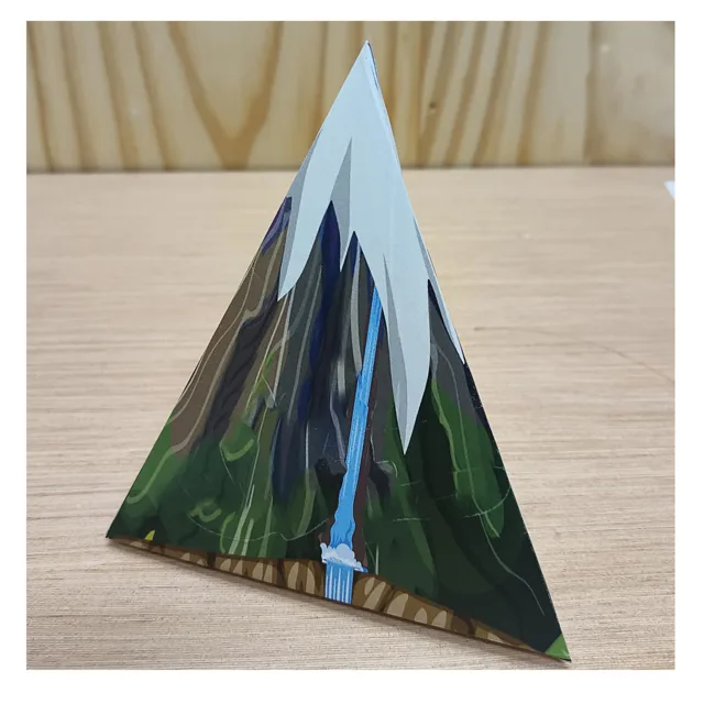 Gunung kertas tiga dimensi selepas dipasang
